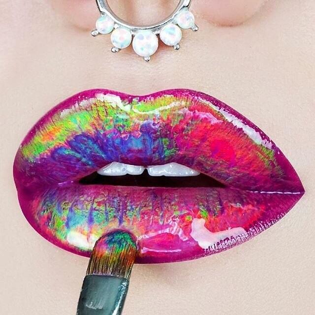Голографические губы – новый бьюти-тренд соцсети Instagram (ФОТО)