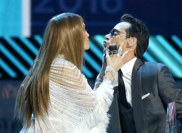 На церемонии вручения премии Latin Grammy Дженнифер Лопез набросилась с поцелуями на экс-супруга (ФОТО)