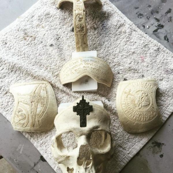 Американец превращает черепа и кости людей в предметы искусства (ФОТО)