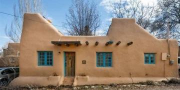 В лучших традициях «глиняного века»: необычный дом в Нью-Мексико (ФОТО)