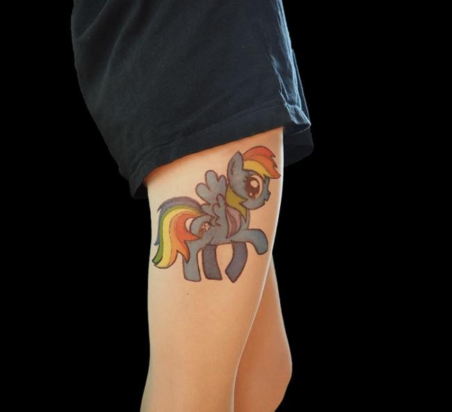 Новый модный тренд: реалистичные тату-колготки (ФОТО)