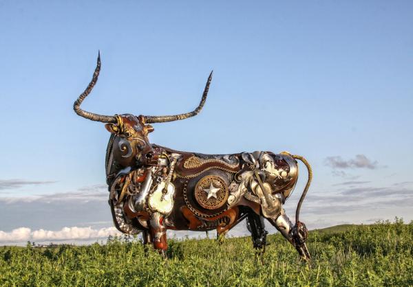 Необычное искусство: художник создаёт скульптуры из старой сельхозтехники (ФОТО)