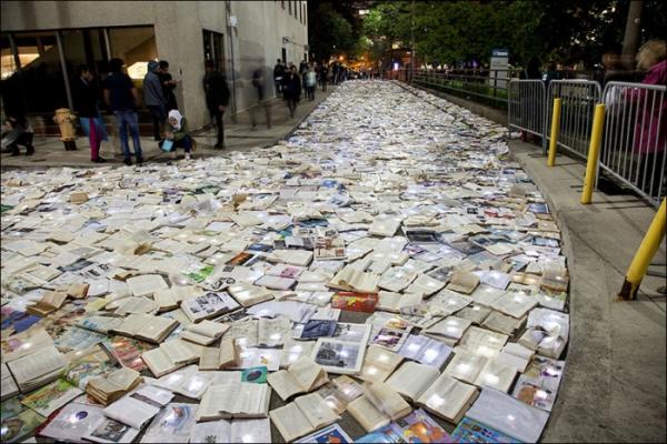 В крупнейшем городе Канады появилась река из книг (ФОТО)