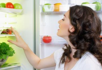 Ученые назвали самое опасное место в холодильнике