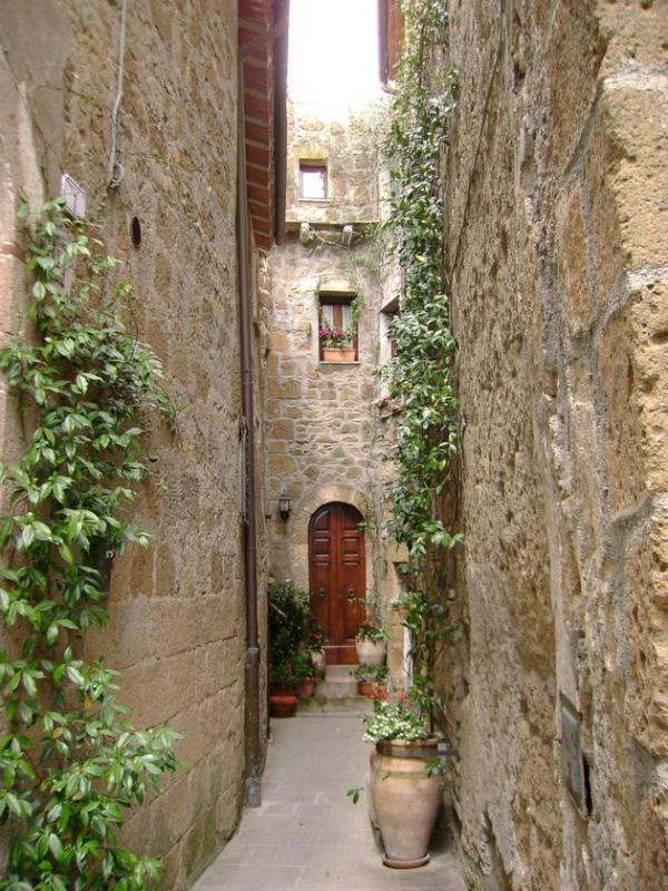 Красоты Европы: сказочный город на скале в центральной Италии (ФОТО)