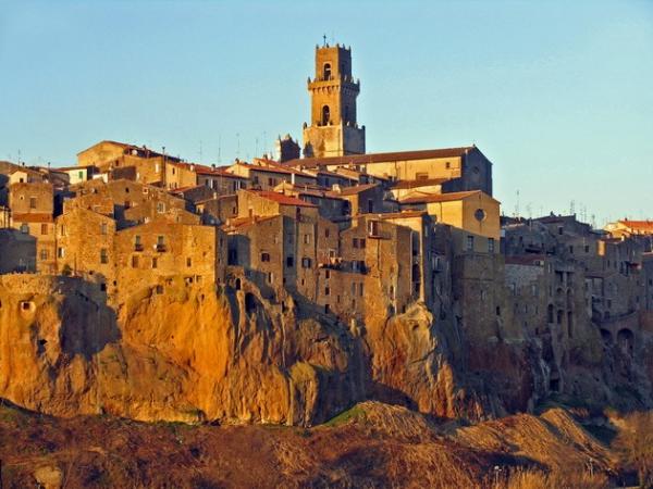 Красоты Европы: сказочный город на скале в центральной Италии (ФОТО)