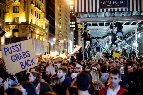 Президент Дональд Трамп: первые протесты недовольных американцев (ФОТО)