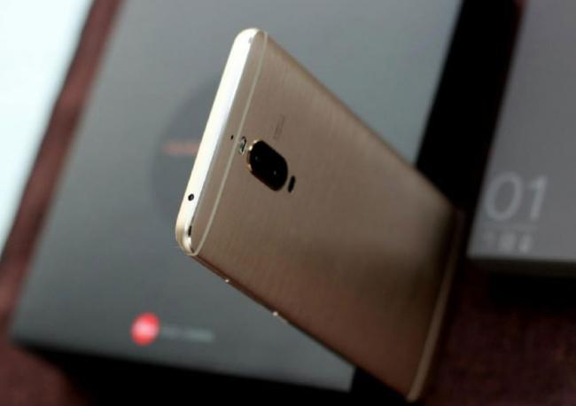 Huawei представила новый флагман с изогнутым дисплеем (ФОТО)