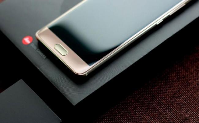 Huawei представила новый флагман с изогнутым дисплеем (ФОТО)