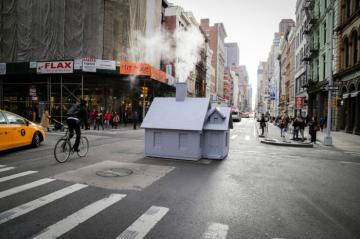 Необычная задумка: маленький домик посередине улиц Нью-Йорка (ФОТО)