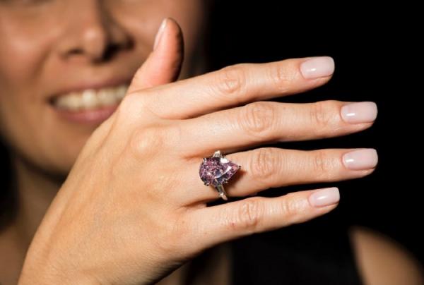 В Швейцарии продали самый впечатляющий розовый алмаз в мире (ФОТО)