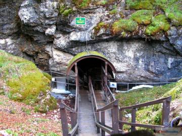 Чудо природы: уникальная ледяная пещера в Словакии (ФОТО)