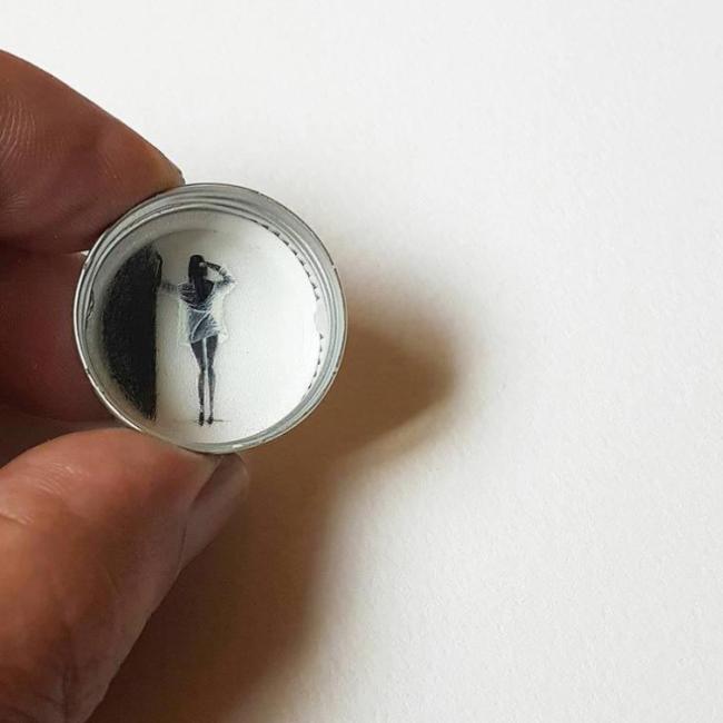 Невероятные микрокартины, нарисованные на крошечных предметах (ФОТО)