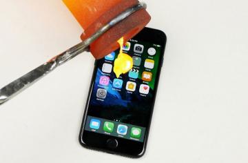 iPhone 7 «провалил» очередной тест на прочность (ВИДЕО)