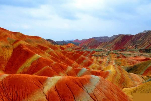 Поразительные по красоте скальные образования: цветные горы в Китае (ФОТО)