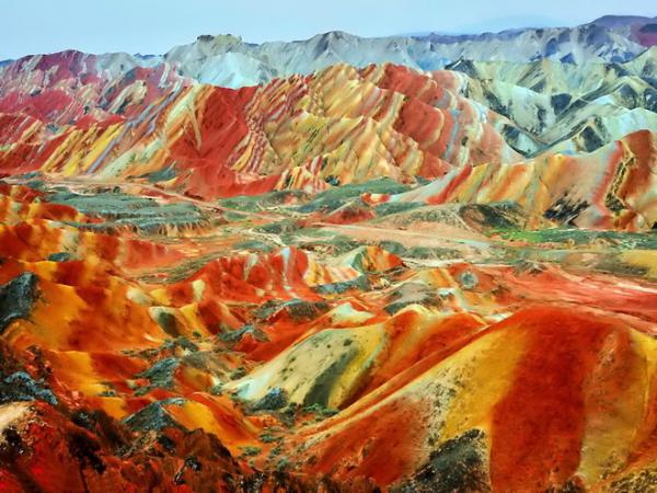 Поразительные по красоте скальные образования: цветные горы в Китае (ФОТО)