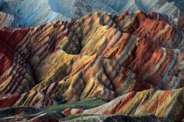 Поразительные по красоте скальные образования: цветные горы в Китае (ФОТО)