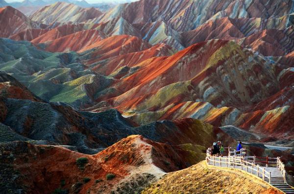 Поразительные по красоте скальные образования: цветные горы в Китае (ФОТО)