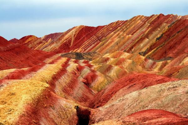 Поразительные по красоте скальные образования: цветные горы в Китае (ФОТО)