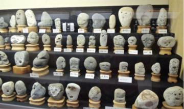 «Зал любопытных лиц». Японский музей выставляет камни похожие на людей