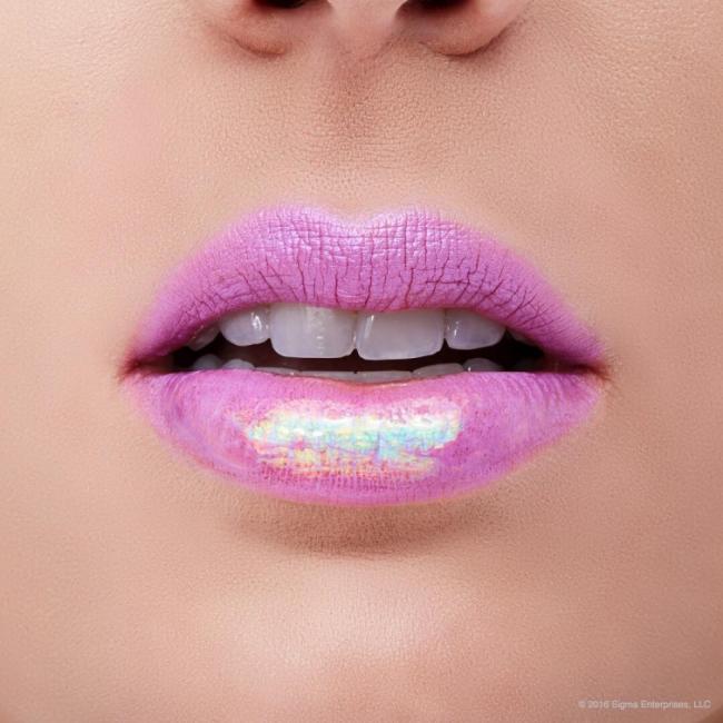 Голографические губы – новый бьюти-тренд соцсети Instagram (ФОТО)