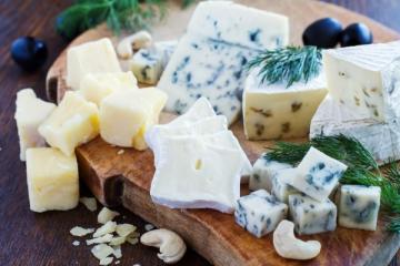 Сыр с плесенью замедляет старение, – ученые