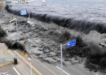 Японию накрыло ударами землетрясения и цунами (ВИДЕО)