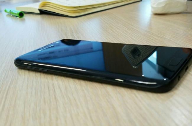 В Сети появились «живые» снимки Samsung Galaxy S7 в цвете Jet Black (ФОТО)