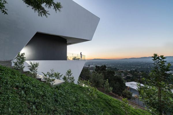 Белоснежный особняк: асимметричная геометрия на Голливудских холмах (ФОТО)