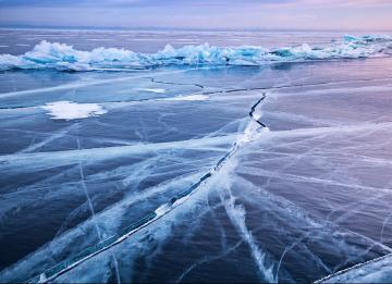 Ключевой ледник в Антарктиде разваливается изнутри, - ученые