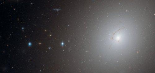Новый снимок телескопа "Хаббл": галактика, которая разрушается ее сверхмассивной черной дырой