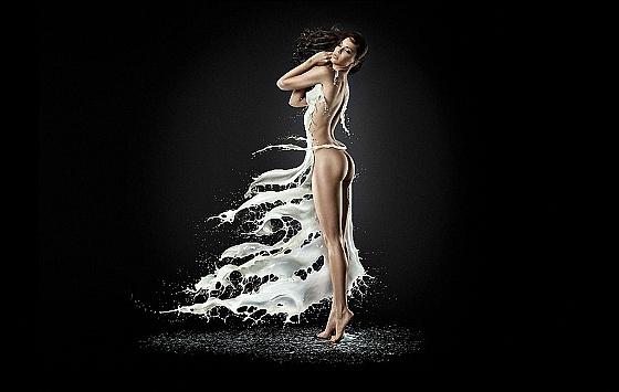 Украинский фотограф создал коллекцию платьев из молока (ФОТО)