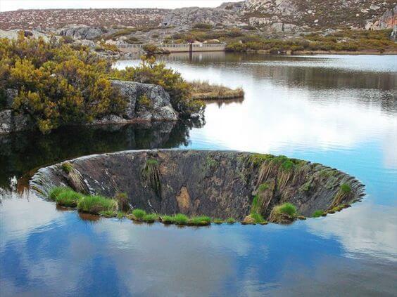 Портал в другое измерение: секрет воронки на горном озере в Португалии (ФОТО)