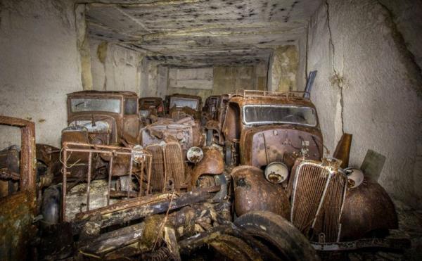 Неожиданная находка: во Франции обнаружили старинные автомобили, спрятанные под землей (ФОТО)
