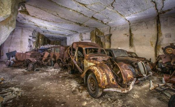 Неожиданная находка: во Франции обнаружили старинные автомобили, спрятанные под землей (ФОТО)
