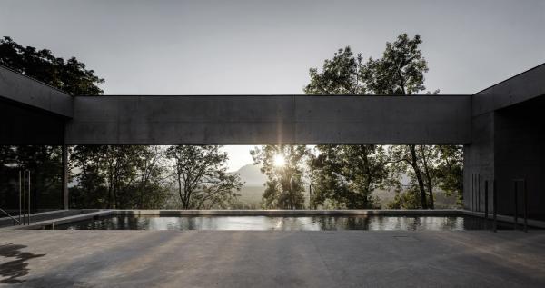 Подальше от городской суеты: бетонный дом  с эффектным видом на долину Рейн в Австрии (ФОТО)