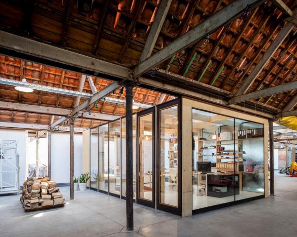 Нестандартный дизайн: здание старого завода превратили в уютное жилище (ФОТО)