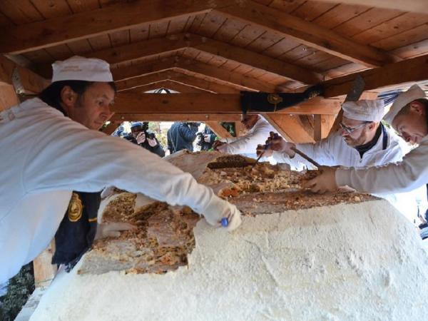 Праздничное угощение: в Германии испекли самый большой рождественский кекс в мире (ФОТО)