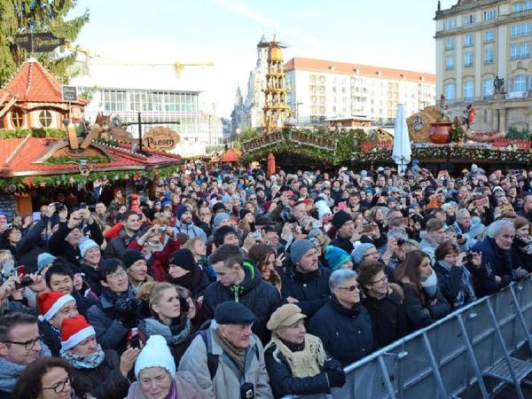 Праздничное угощение: в Германии испекли самый большой рождественский кекс в мире (ФОТО)