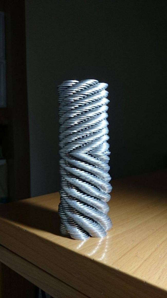 Японец бросает вызов гравитации, выстраивая из монет невероятные конструкции (ФОТО)