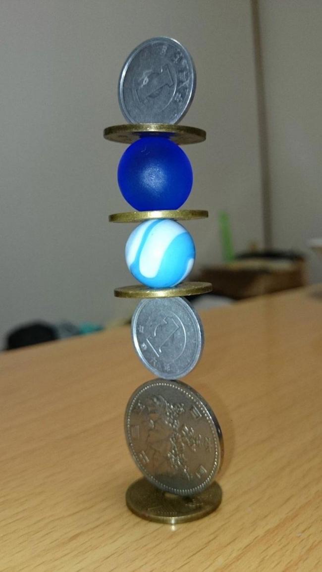 Японец бросает вызов гравитации, выстраивая из монет невероятные конструкции (ФОТО)