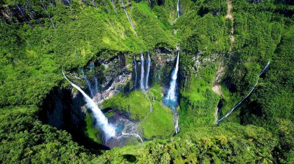 Головокружительные пейзажи и водопады невероятной красоты: райский остров в Индийском океане (ФОТО)