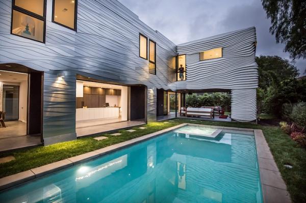 Динамика и оригинальность: дом с эффектным волнообразным фасадом (ФОТО)