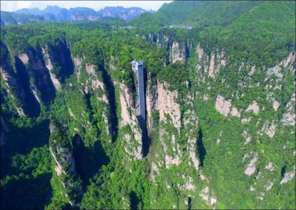 Диковинное сооружение: самый высокий лифт в мире (ФОТО)