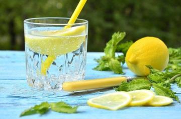 Диетологи объяснил пользу воды с лимоном