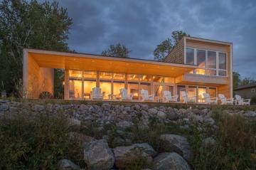 Развернутый навстречу живописным закатам: современный дом на берегу озера в Канаде (ФОТО)