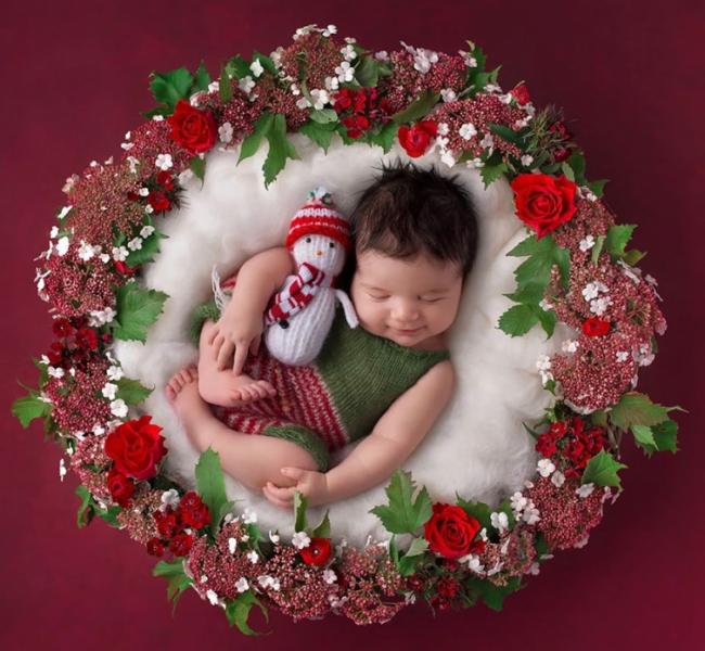 17 очаровательных малышей, которые впервые встречают Рождество (ФОТО)