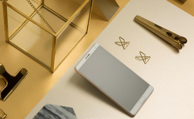 Lenovo представила новый «безрамочный» смартфон ZUK Edge (ФОТО)