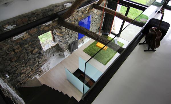 Неординарный дизайн: дом со стеклянной стеной в Испании (ФОТО)
