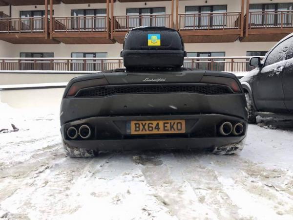 В Карпатах засветился экзотический автомобиль с украинской символикой (ФОТО)
